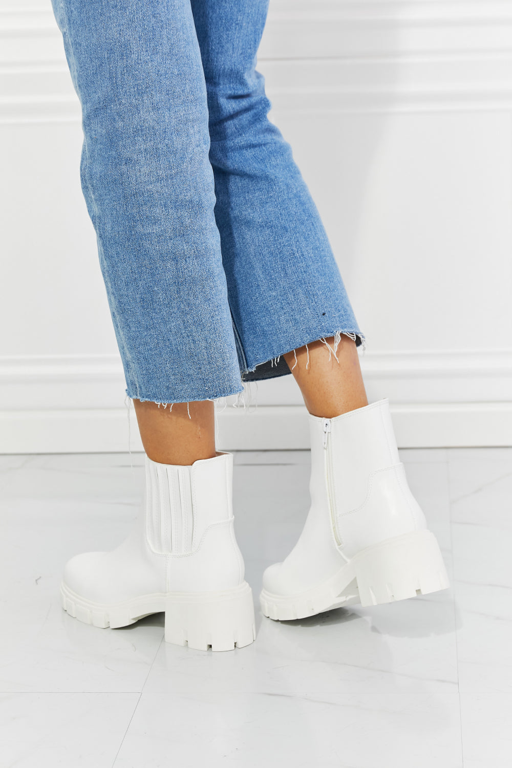 MMShoes What It Takes Lug Sole Chelsea Boots in White – Urban Chic with Block Heel and Stretchy Panel