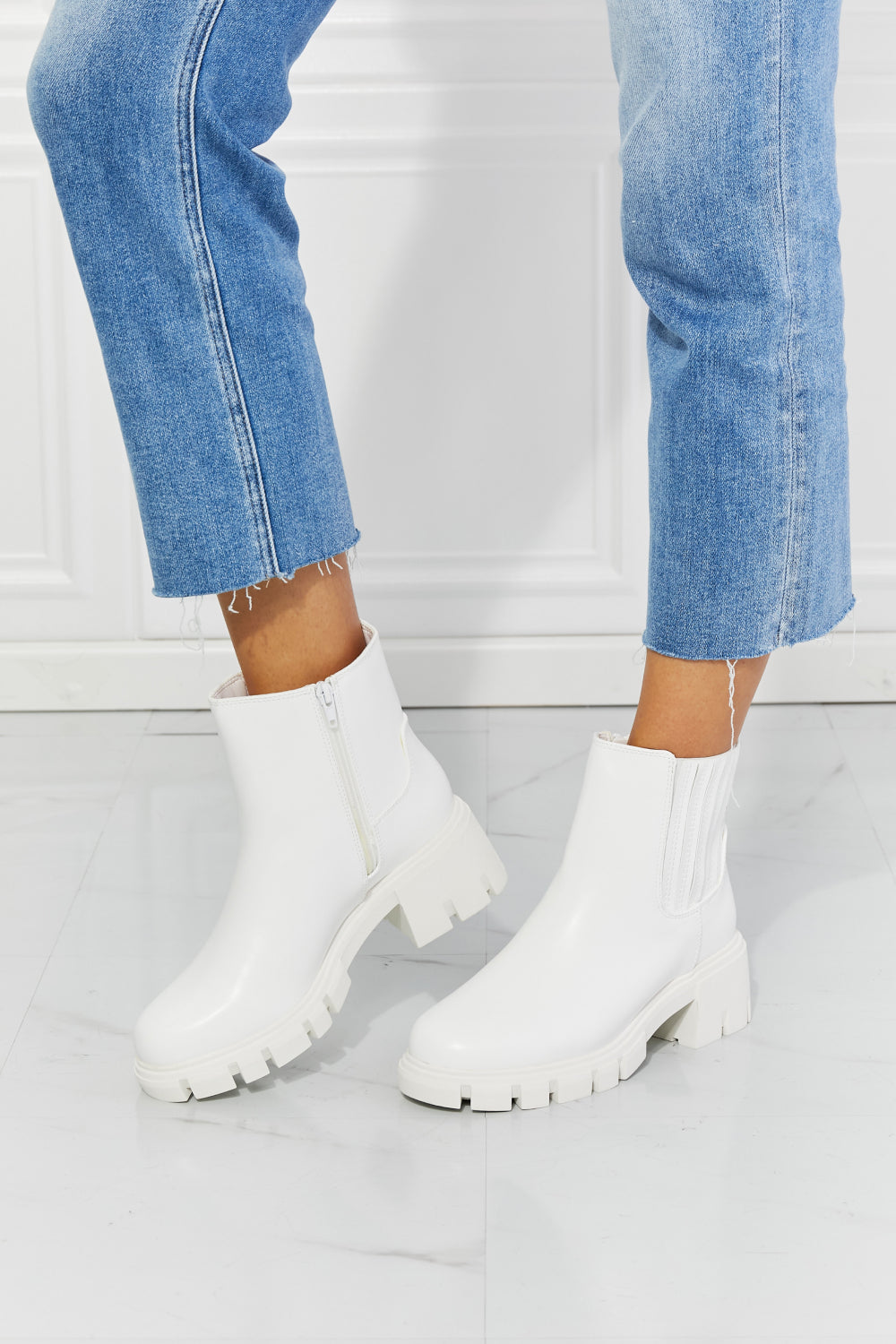 MMShoes What It Takes Lug Sole Chelsea Boots in White – Urban Chic with Block Heel and Stretchy Panel