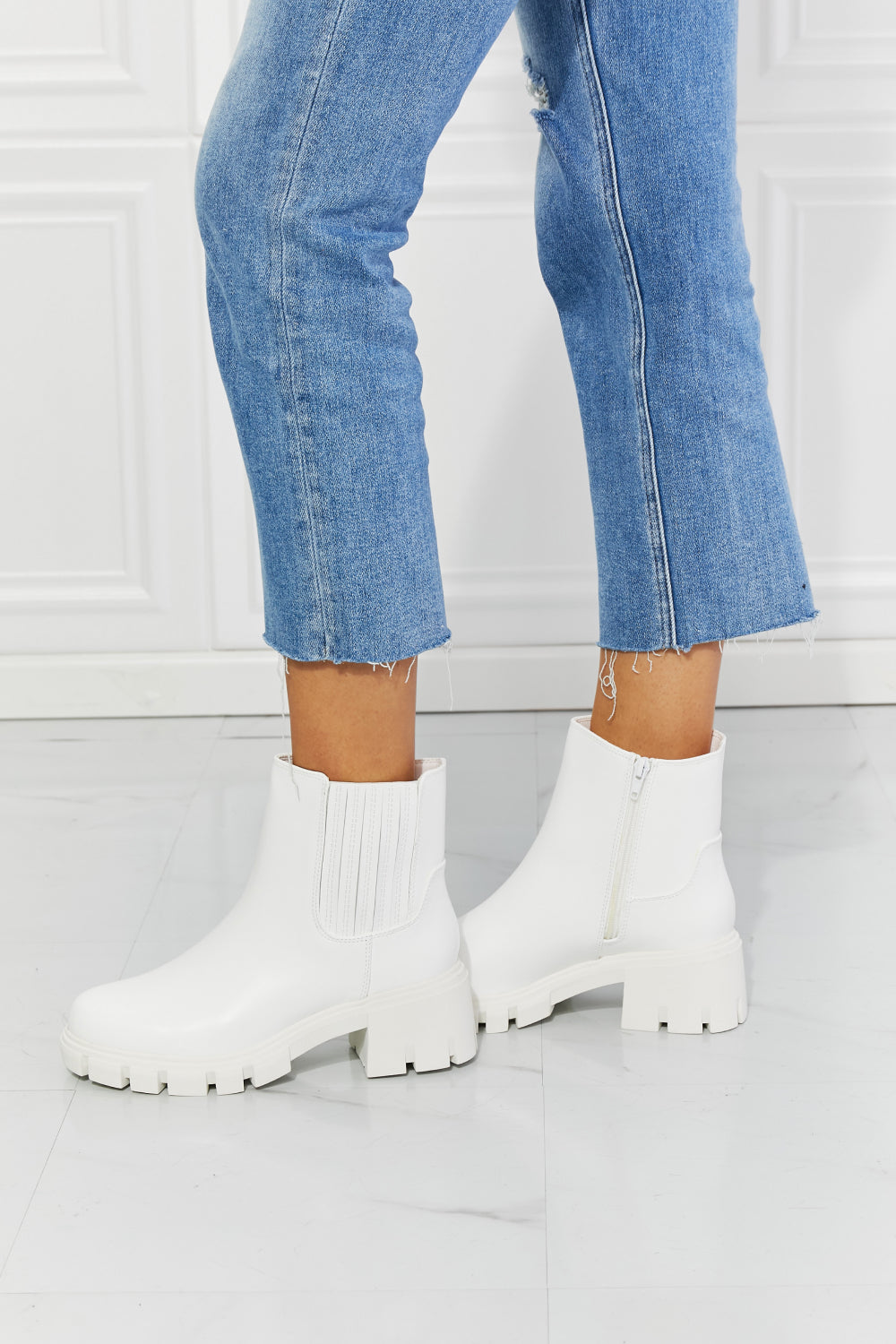 MMShoes What It Takes Lug Sole Chelsea Boots in White – Urban Chic with Block Heel and Stretchy Panel