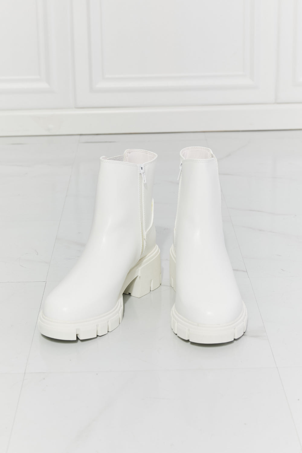 MMShoes What It Takes Lug Sole Chelsea Boots in White – Urban Chic with Block Heel and Stretchy Panel