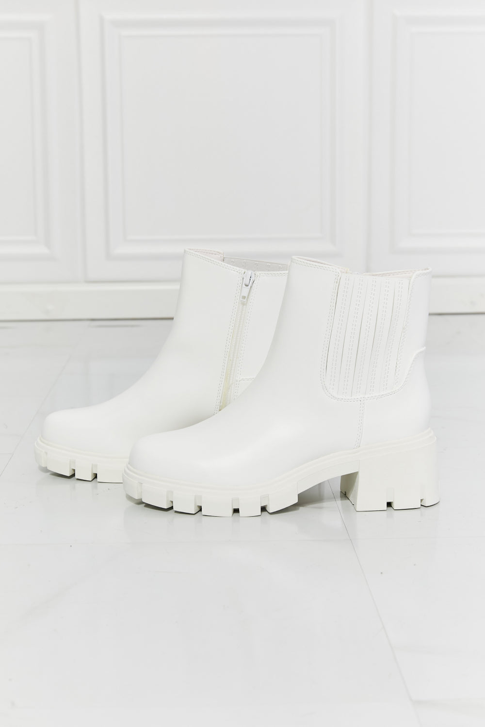 MMShoes What It Takes Lug Sole Chelsea Boots in White – Urban Chic with Block Heel and Stretchy Panel